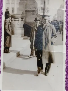 Fotografie, Tanar mergand sa vada rezultatele la admiterea la Medicina, 1939