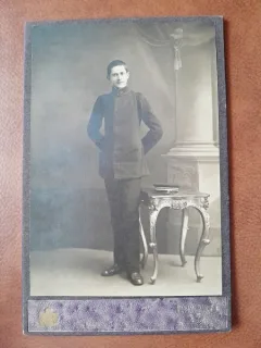 Fotografie tanar militar, pe carton, sfarsit de secol XIX