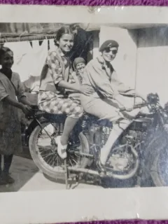 Fotografie, Tanara, Ana Mihaileswcu, pe motocicleta impreuna cu o prietena, 1938