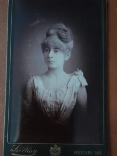 Fotografie tip CDV, tanara cu coc, inceput de secol XX