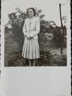 Fotografie, Tanara cu fusta si sacou, anii 50