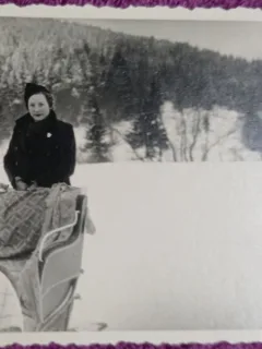 Fotografie, Tanara cu sania, iarna la munte, perioada interbelica