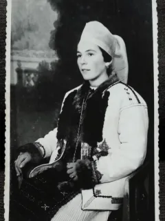 Fotografie, tanara in costum popular, perioada interbelica
