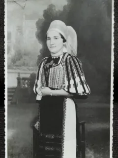 Fotografie, tanara in costum popular, perioada interbelica