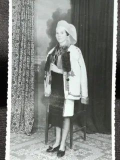 Fotografie, tanara in costum popular, perioada interbelica