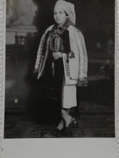 Fotografie, tanara in costum popular romanesc