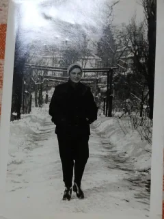 Fotografie, Tanara in parc, iarna, perioada comunista