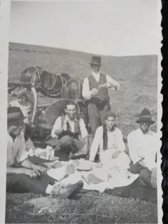 Fotografie, Tarani cu caruta, intr-o pauza de masa, Romania perioada interbelica