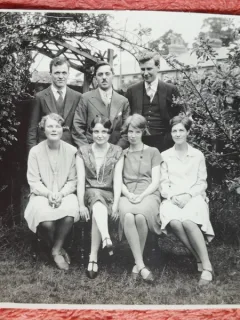 Fotografie Tea Party la Cambridge, unde sunt si parintii medicului George Litarczek, parintele radiologiei romanesti, 1927