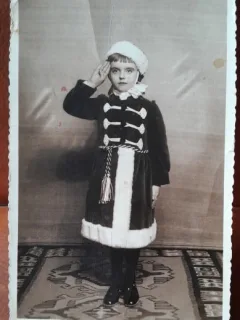 Fotografie tip carte poistala, copil salutand, 1939