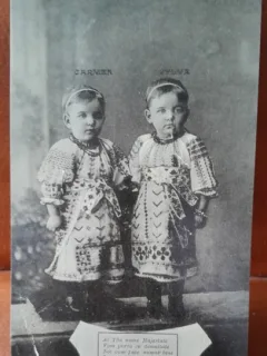 Fotografie tip carte postala, 2 fetite, una cu Numele Carmen iar cealalata cu numele Sylva, 1907