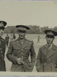 Fotografie tip carte postala, 4 militari la instructie, perioada interbelica