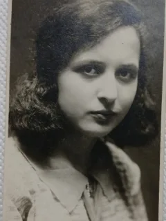 Fotografie tip Carte postala, Adolescenta perioada interbelica