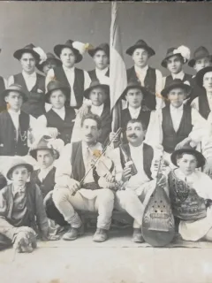 Fotografie tip Carte Postala, Ansamblu folcloric romanesc, perioada interbelica