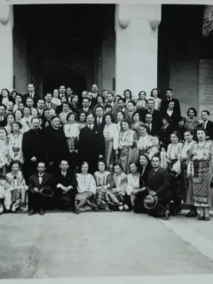 Fotografie tip carte postala, ansamblul popular in fata bisericii, perioada interbelica