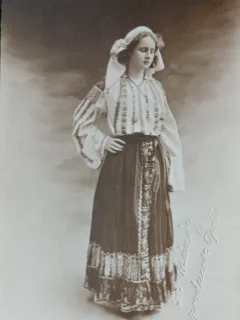 Fotografie tip Carte Postala, A.S.R. Printesa Elisaveta in costum popular
