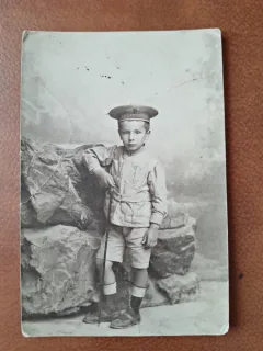 Fotografie tip carte postala, baiat cu toiag, 1917