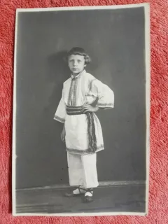 Fotografie tip carte postala, baiat in costum popular, perioada interbelica