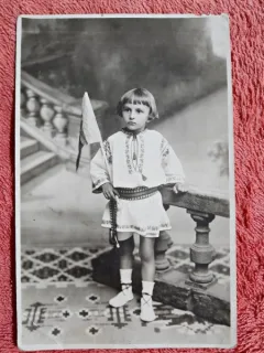 Fotografie tip carte postala, baiat in costum popular, perioada interbelica