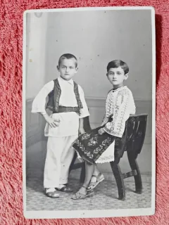Fotografie tip carte postala, baiat si fata in costume populare, perioada interbelica
