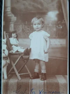 Fotografie tip Carte Postala, Baietel cu jucarii, 1943