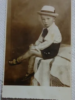Fotografie tip Carte postala, Baietel cu palarie, perioada interbelica