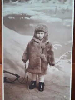 Fotografie tip carte postala, baietel in perioada interbelica