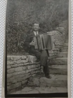Fotografie tip Carte postala, Barbat cu acordeon la Baile Strunga, 1933