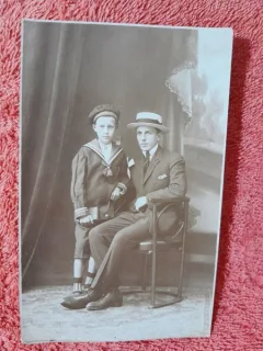 Fotografie tip carte postala, barbat cu baiat imbracat marinar, perioada interbelica