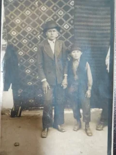 Fotografie tip carte postala, barbat cu baietel, perioada interbelica