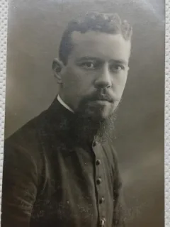Fotografie tip Carte postala, Barbat cu barba si mustata, perioada interbelica