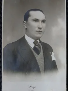 Fotografie tip Carte Postala, Barbat cu cravata si vesta, perioada interbelica