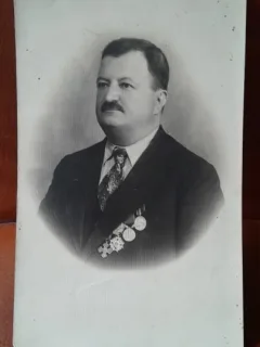 Fotografie tip carte postala, barbat cu decoratii, perioada interbelica