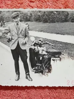 Fotografie tip carte postala, barbat cu motocicleta, 1940
