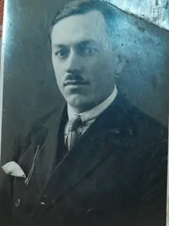 Fotografie tip carte postala, barbat cu mustata, perioada interbelica