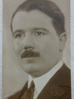 Fotografie tip Carte postala, Barbat cu mustata, perioada interbelica