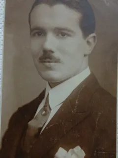 Fotografie tip Carte Postala, Barbat cu mustata, perioada interbelica