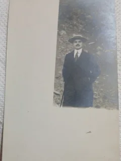 Fotografie tip Carte postala, Barbat cu palarie si baston, perioada interbelica
