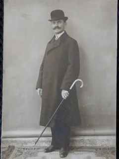 Fotografie tip Carte Postala, Barbat cu palarie si baston, perioada interbelica