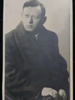 Fotografie tip Carte Postala, Barbat cu palton cu guler de blana, 1946