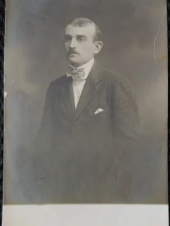 Fotografie tip Carte Postala, Barbat cu papion, perioada interbelica