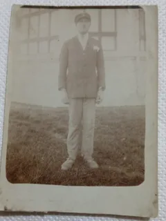 Fotografie tip Carte postala, Barbat cu sapca, perioada interbelica