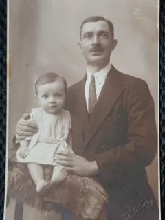 Fotografie tip Carte Postala, Barbat cu un bebe, perioada interbelica