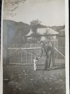 Fotografie tip Carte Postala, Barbat cu un copil mic, in curte, 1932