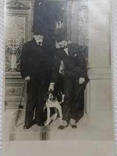 Fotografie tip Carte postala, Barbat impreuna cu un adolescent si un caine, perioada interbelica