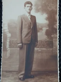 Fotografie tip Carte Postala, Barbat in costum si cravata, 1937