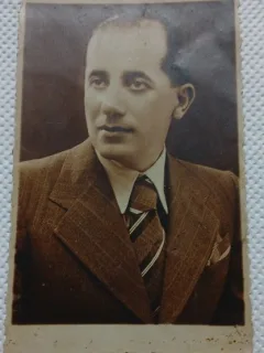 Fotografie tip Carte postala, Barbat in sacou si cravata, perioada interbelica