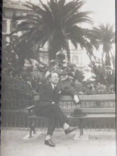 Fotografie tip Carte postala, Barbat pe banca in parc, perioada interbelica