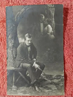 Fotografie tip carte postala, barbat pe bance, 1912