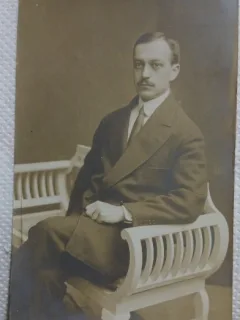 Fotografie tip Carte postala, Barbat pe bancheta, perioada interbelica